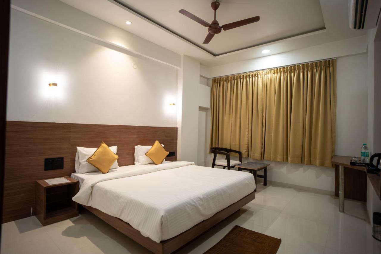 Hotel Oberon Solapur Εξωτερικό φωτογραφία